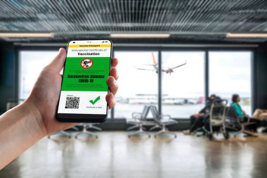 Gezgin COVID 19 aşı durumunu göstermek için aşı pasaport sertifikasına sahip.