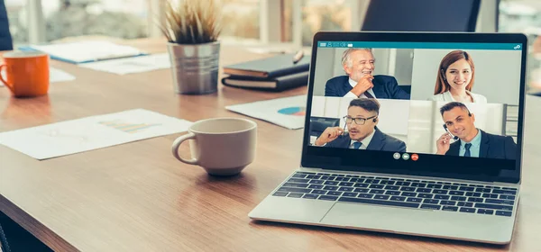 Réunion des gens d'affaires par vidéoconférence sur un lieu de travail virtuel ou un bureau distant — Photo