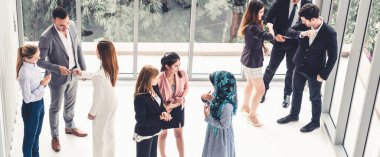 Bir çok iş adamı ofis binasında toplanıyor..