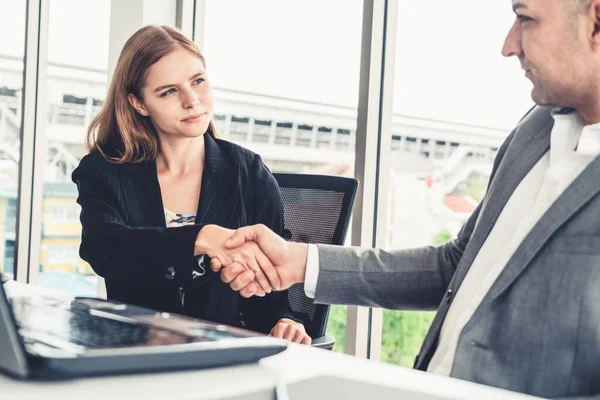 Biznesmen uścisk dłoni businesswoman w biurze. — Zdjęcie stockowe