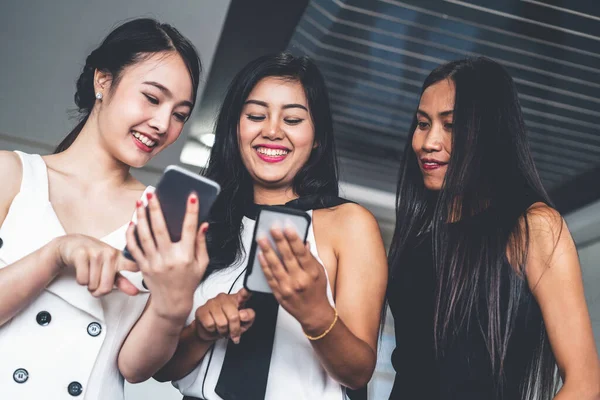 Tres mujeres amigos chatear con el dispositivo de teléfono móvil. —  Fotos de Stock