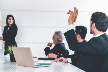İş adamları toplantı sunumunu dinliyor.