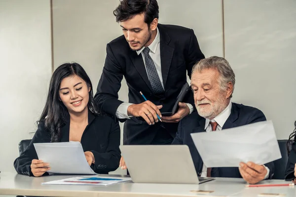 Geschäftsleute, Manager und Mitarbeiter in Besprechung. — Stockfoto