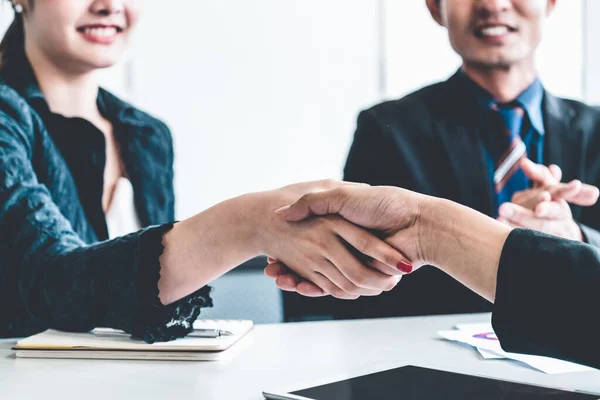 Accordi di handshake per gli imprenditori in ufficio. — Foto Stock