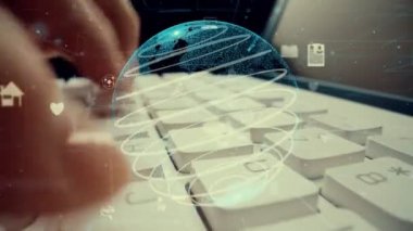 İnternet ağı modernizasyonu grafikli bilgisayar klavyesi üzerinde çalışan adam