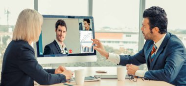 Sanal işyerinde ya da ücra bir ofiste grup iş adamları buluşması