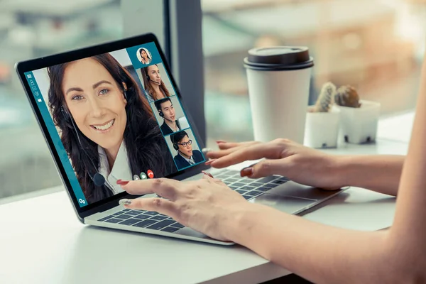 Videohívás üzletemberek találkozó virtuális munkahelyen vagy távoli irodában — Stock Fotó