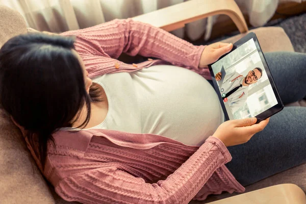 Läkare telemedicin tjänst online video med gravida kvinna för prenatal vård — Stockfoto