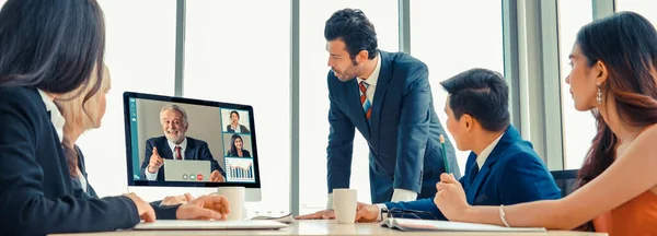 Réunion des gens d'affaires du groupe d'appels vidéo sur un lieu de travail virtuel ou un bureau à distance — Photo