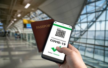 Gezgin COVID 19 aşı durumunu göstermek için aşı pasaport sertifikasına sahip.