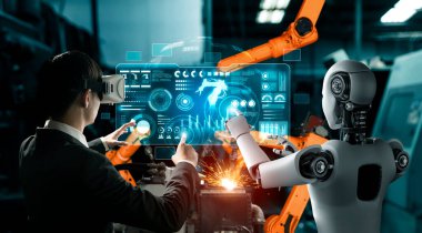 Mekanize endüstri robotu ve insan işçileri gelecekteki fabrikada birlikte çalışıyorlar.