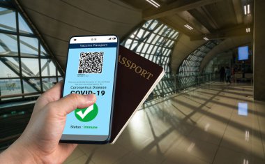 Gezgin COVID 19 aşı durumunu göstermek için aşı pasaport sertifikasına sahip.