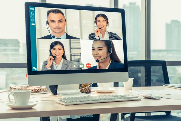 Réunion des gens d'affaires par vidéoconférence sur un lieu de travail virtuel ou un bureau distant — Photo