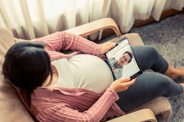 Medico servizio di telemedicina video online con donna incinta per la cura prenatale — Foto Stock