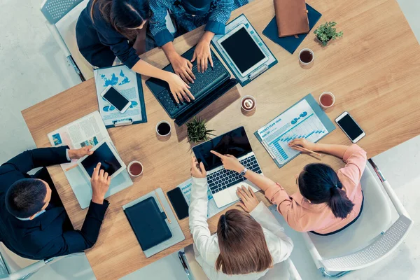 Gente de negocios en reunión de grupo en la oficina. — Foto de Stock