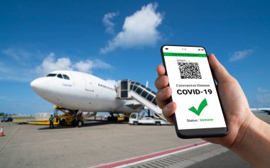 Gezgin COVID 19 aşı durumunu göstermek için aşı pasaport sertifikasına sahip.