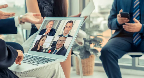 Video chiamata di gruppo uomini d'affari si incontrano sul posto di lavoro virtuale o in ufficio remoto — Foto Stock