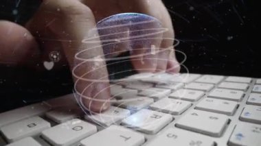 İnternet ağı modernizasyonu grafikli bilgisayar klavyesi üzerinde çalışan adam