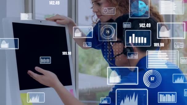 Visualisation créative des données commerciales analysant la technologie — Video