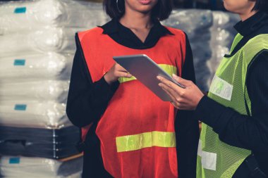 Depoda çalışan kadın bir depo işçisi.