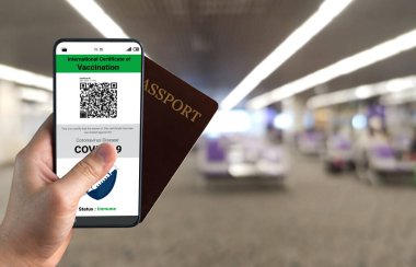 Gezgin COVID 19 aşı durumunu göstermek için aşı pasaport sertifikasına sahip.