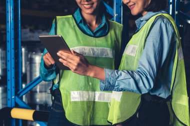 Depoda çalışan kadın bir depo işçisi.