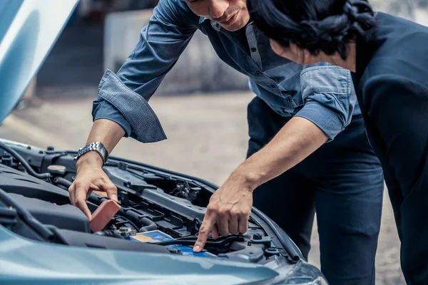 Uomo aiuto donna risolvere il problema auto. — Foto Stock