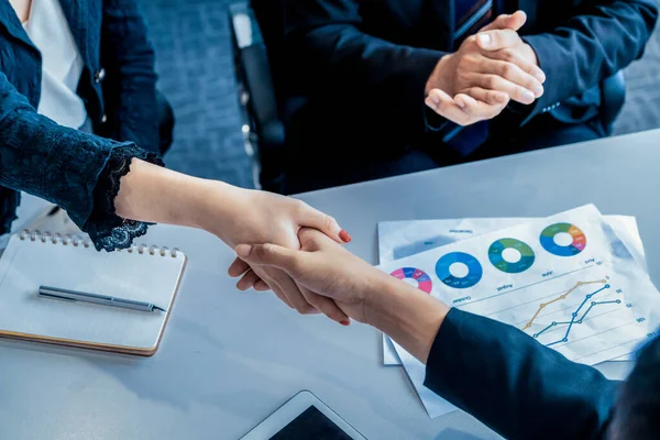 Geschäftsleute per Handschlag im Amt. — Stockfoto