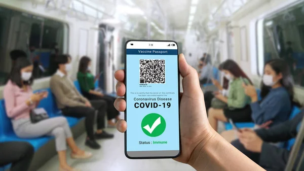 旅行者は、ワクチンパスポート証明書を保持しているCOVID 19ワクチン接種状況 — ストック写真