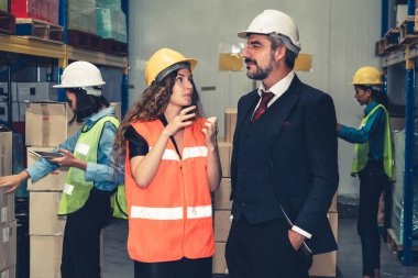 Depo müdürü depodaki işçiyle konuşuyor.