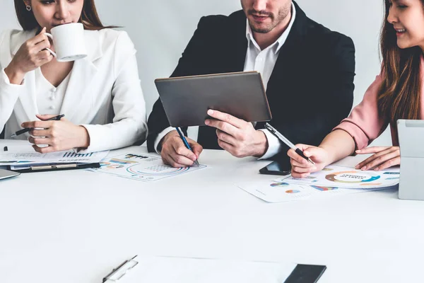 Empresarios y empresarias que trabajan en el cargo. — Foto de Stock