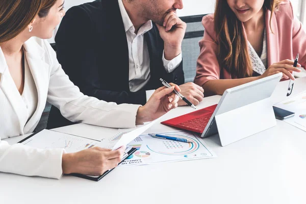 Imprenditore e imprenditrici che lavorano in ufficio. — Foto Stock