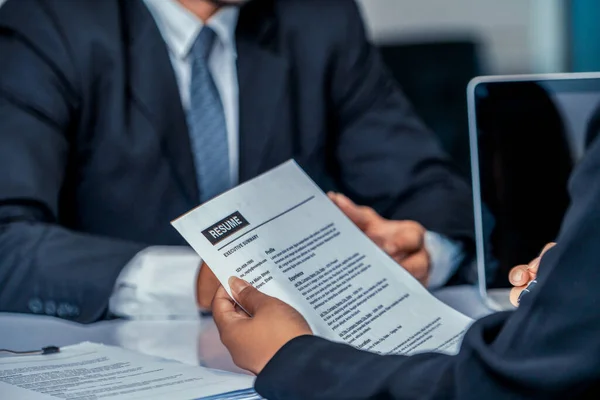 Human resources department manager reads CV resume — Stock Photo, Image