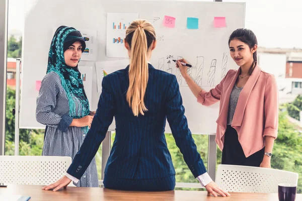 Grupo de trabalho multicultural na reunião de trabalho em equipa. — Fotografia de Stock