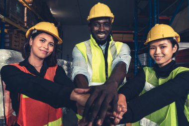 Depodaki mutlu depo çalışanının portresi.