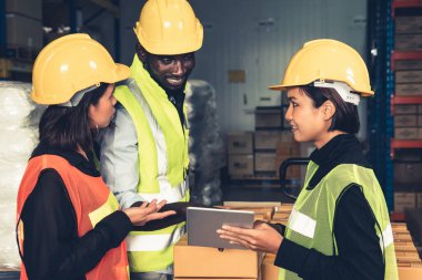 Depoda birlikte çalışan bir depo işçisi.