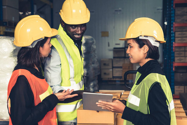 Работник склада работает вместе на складе