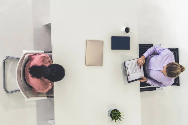 Duas jovens empresárias se reúnem para entrevista. — Fotografia de Stock