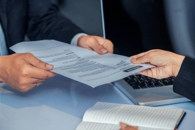 Aday eller mülakata devam etsin..