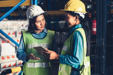 Depoda çalışan kadın bir depo işçisi.