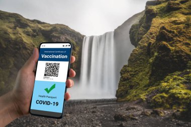 Gezgin COVID 19 aşı durumunu göstermek için aşı pasaport sertifikasına sahip.