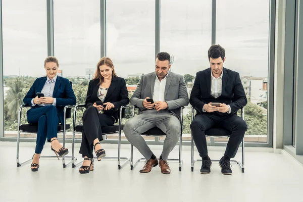 Obchodovatelky a podnikatelé používající mobilní telefon. — Stock fotografie