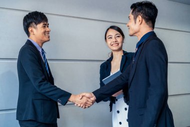 İş adamlarının el sıkışma anlaşması.