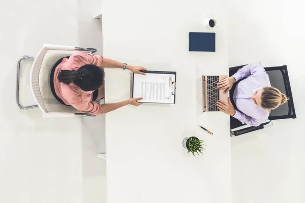 Twee jonge zakenvrouwen ontmoeten elkaar voor interview. — Stockfoto