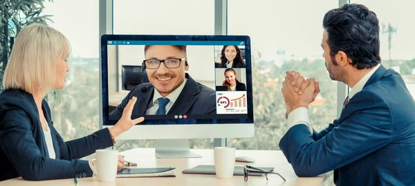 Videogespreksgroep zakenmensen ontmoeten elkaar op virtuele werkplek of kantoor op afstand — Stockfoto