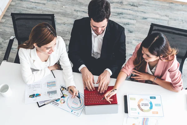 Biznesmen i bizneswoman pracujący w biurze. — Zdjęcie stockowe