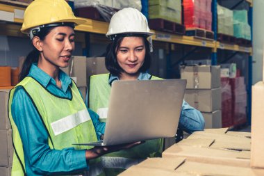 Depoda çalışan kadın bir depo işçisi.