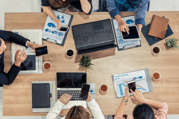 Gente de negocios en reunión de grupo en la oficina. — Foto de Stock