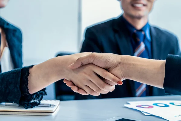 Accordi di handshake per gli imprenditori in ufficio. — Foto Stock