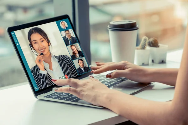 Réunion des gens d'affaires par vidéoconférence sur un lieu de travail virtuel ou un bureau distant — Photo